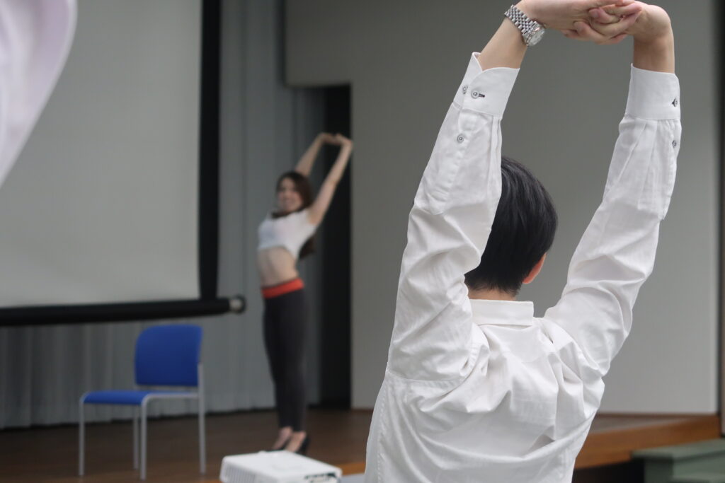 オフィスでヨガ